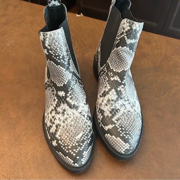 Treasure & Bond Gabriella Chelsea Black/Gray Snakeskin Slip On Pointy Toe Boots - Picture 6 of 9